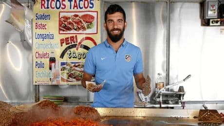 Yıl 2014, Arda Turan Meksika'da tezgahta taco yapmaya ikna olur