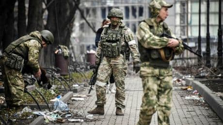 Ucraina, soldato russo spara a quattro compagni: tre morti. Cosa sta succedendo a Donetsk