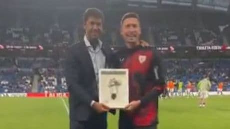 El tributo de la Real a De Marcos en su último derbi: «de leyenda a leyenda»