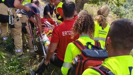 Rescatan a una mujer de 30 años tras caerse mientras escalaba en Abadiño en plena ola de calor