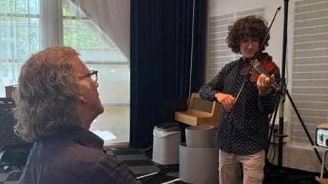 Weggestuurde straatmuzikant (18) mag viool uitkiezen bij André Rieu