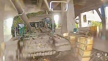 Video zeigt Explosion: Ukrainische Drohne sprengt versteckten russischen Panzer