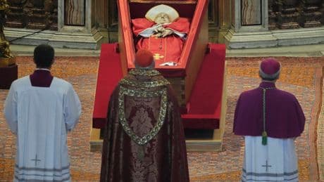 Tod des Papstes: Großer Andrang: Gläubige nehmen Abschied von Franziskus