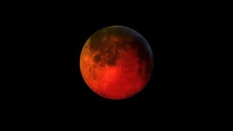 El aviso de la Aemet ante el eclipse lunar total del domingo: las nubes complicarán la visión