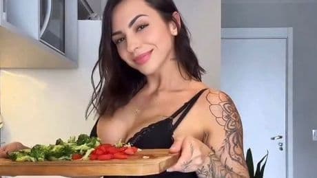 Woman said to be 'perfect' by AI explains monthly cost of her diet
