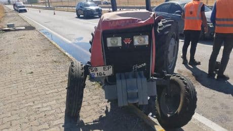 Traktör ile otomobil çarpıştı: 3 yaralı
