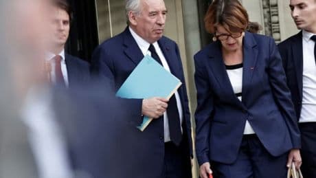 "Violent rabotage": avant de partir, le gouvernement Bayrou réduit les aides à la rénovation énergétique