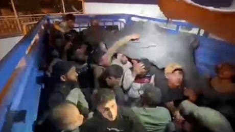 42 göçmen üzeri fileyle kapatılan kamyonet kasasında yakalandı