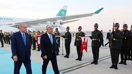 Kazakistan Cumhurbaşkanı Tokayev Ankara'da! Başkan Erdoğan havalimanında karşıladı