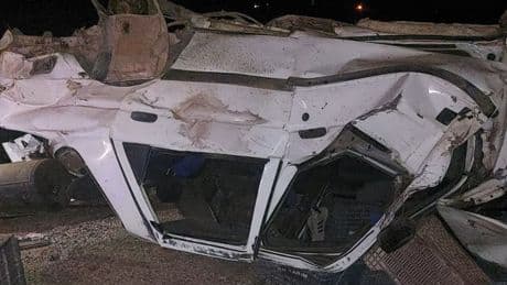 Refüje çarpan otomobil devrildi: Yaralılar var