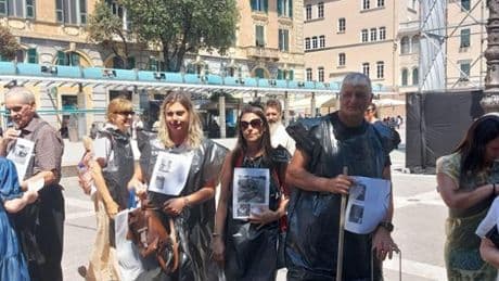 Savona, la protesta dei sacchi neri. La piazza: “Dimettetevi tutti” | Video