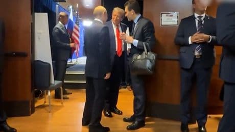 Wie krank ist er wirklich? - Video zeigt Putin mit zittrigem Bein