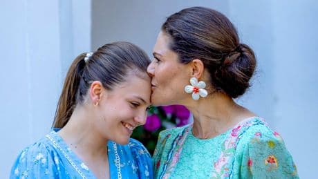 Ein royales Küsschen - Noch ist Estelle kleiner als Mama Victoria
