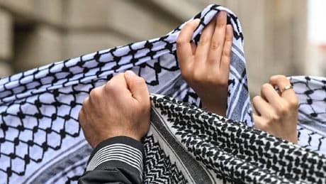 KZ-Gedenkstätte darf Besuchern mit Palästinenser-Tuch Zutritt verwehren