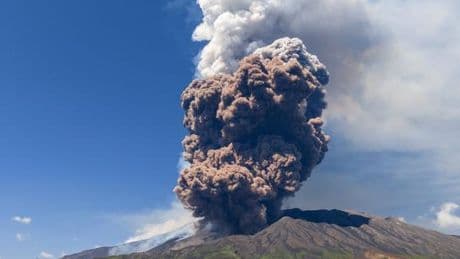 Les images de l’entrée en éruption de l’Etna, plus grand volcan actif d’Europe