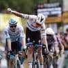 “Pfoeh, wat een zwaar gevecht!”: Tim Merlier wint ‘Slag om Duinkerke’ na millimetersprint tegen Jonathan Milan