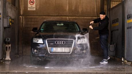 Mit Eimer, Herz und Hochdruck - Das Auto wie früher zu waschen, ist pures Glück