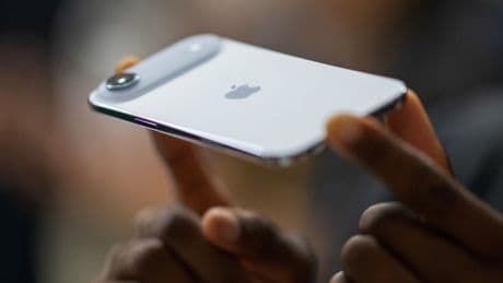 Watch Apple execs challenge interviewers to try to bend the iPhone Air