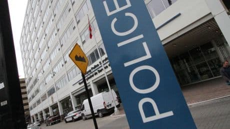 Winnipeg cops seek suspects in Pembina Highway robbery, stabbing