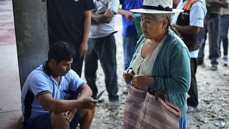 Bolivia vota en la primera ronda de las presidenciales con los dos candidatos de la derecha como claros favoritos