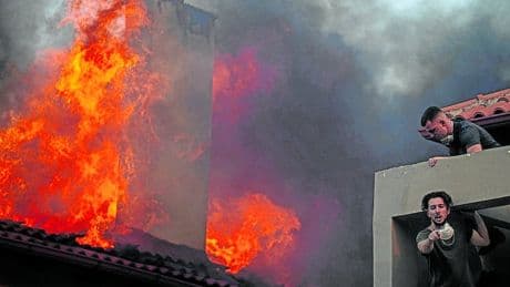 El fuego obliga a evacuar a más de 10.000 personas en Grecia