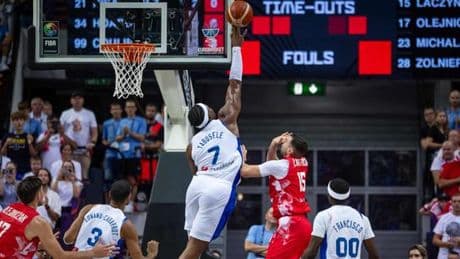 Euro de basket masculin : la France bat la Pologne et file en huitièmes de finale