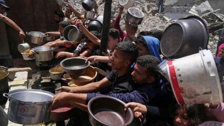 Hilfsgüter im Gazastreifen: Menschen stürmen Verteilzentrum