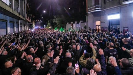 Sergio Ramelli, saluti romani al corteo a Milano. E dai balconi risuona "Bella Ciao"