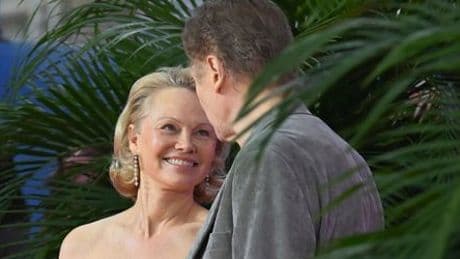 Pamela Anderson kommentiert erstmals Liebesgerüchte über sie und Liam Neeson