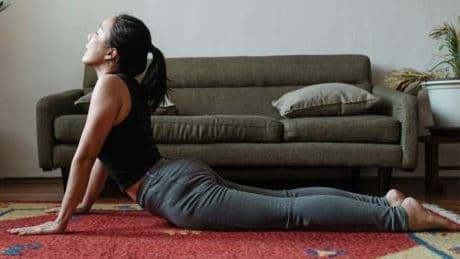 Dolore lombare, 5 proposte stretching per contrastare il problema