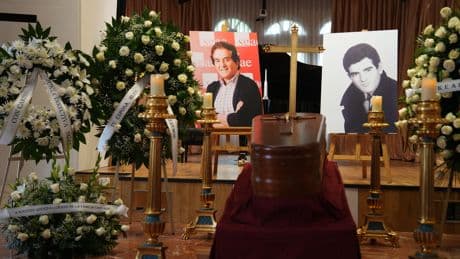 El último adiós a Manuel de la Calva, la mitad del Dúo Dinámico: fans a las puertas de la SGAE y un canto de Resistiré