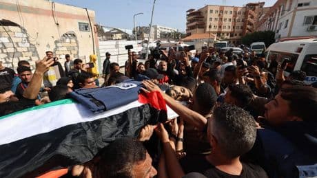 Israël doodt Palestijnse journalist Hassan Eslaih, die met foto’s van gedode baby’s en verwoeste gebouwen groot publiek bereikte