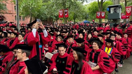 Harvard darf vorerst weiter Ausländer aufnehmen - Kritik an Trump bei Abschlussfeier