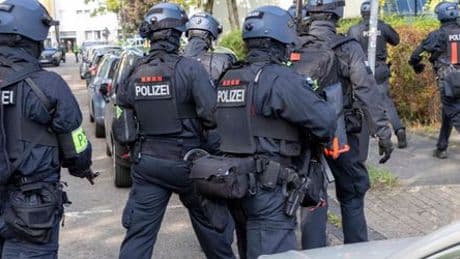Essen: Lehrkraft an Berufskolleg angegriffen – Polizei sucht nach flüchtigem Täter