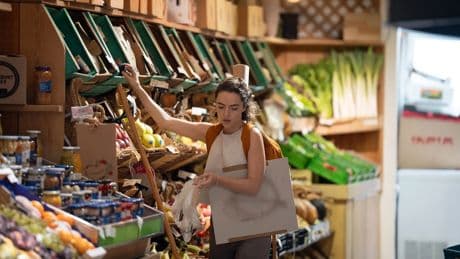 Las familias empiezan a romper la &#039;hucha&#039;: el ahorro de los hogares cae al 12,8% de su renta en el primer trimestre
