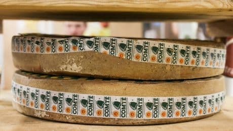 Le monde politique s'enflamme pour le comté, les éleveurs en colère
