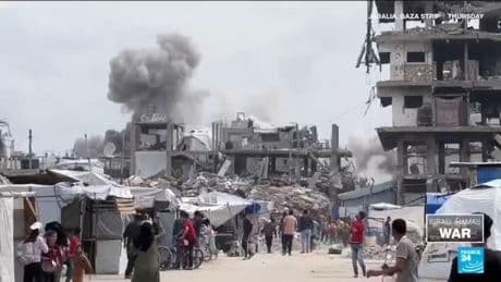 Gaza: Airstrikes intensify as hopes for ceasefire fade