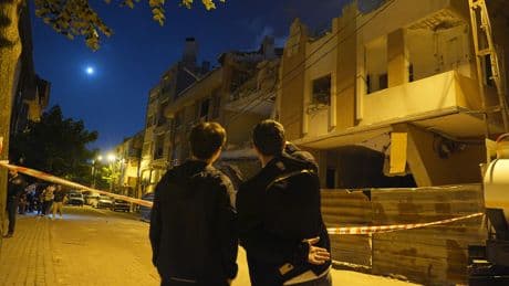 Avcılar'da 6 katlı binada kısmi çökme meydana geldi