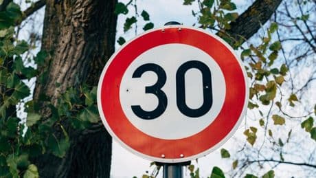 "Mit maximal 30 durch die Hecke": Was bedeutet dieses Verkehrsschild?