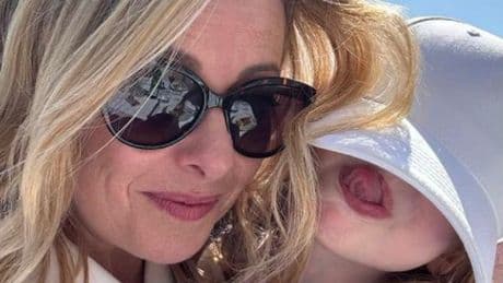 Giorgia Meloni: «Un augurio di buon Ferragosto a tutti voi». La premier e la foto con la figlia (con cappellino bianco)