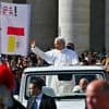 Live inauguratie | Paus Leo XIV komt aan in 'pausmobiel' en groet bezoekers