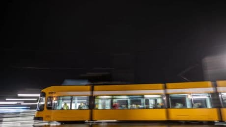 In der Straßenbahn: Suche nach Dresdner Messerangreifer läuft