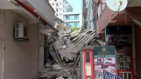 Küçükçekmece’de faciadan dönüldü: Bina yıkım sırasında bitişikteki apartmanın üzerine çöktü