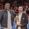 Cholet Basket. Fabrice Lefrançois reçoit son trophée de coach de la saison des mains de Jim Bilba
