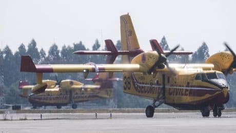 Gobierno y PP entran en una guerra de cifras sin que los incendios aflojen