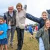 De regen houdt Pommelien Thijs-fans niet tegen, Matteo Simoni brengt dochtertje én superfan Giulia mee