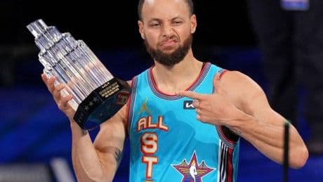 Stephen Curry brilla en otro deslucido All-Star de la NBA