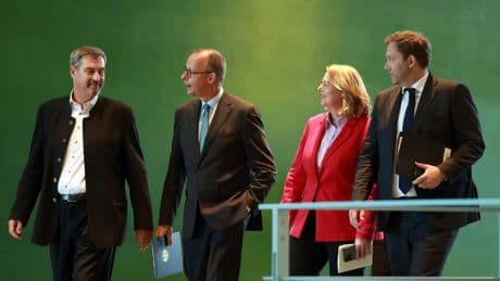 Fehler eingeräumt: Regierung präsentiert sich geschlossen