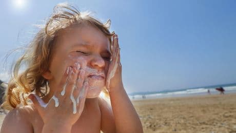 Gefährliche Weichmacher in Sonnencreme? Was Eltern jetzt wissen müssen
