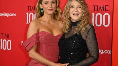Blake Lively revela que su madre sobrevivió a un intento de asesinato gracias al testimonio de otra mujer